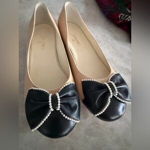 CHANEL Cream and Black Flats with Pearl Bow